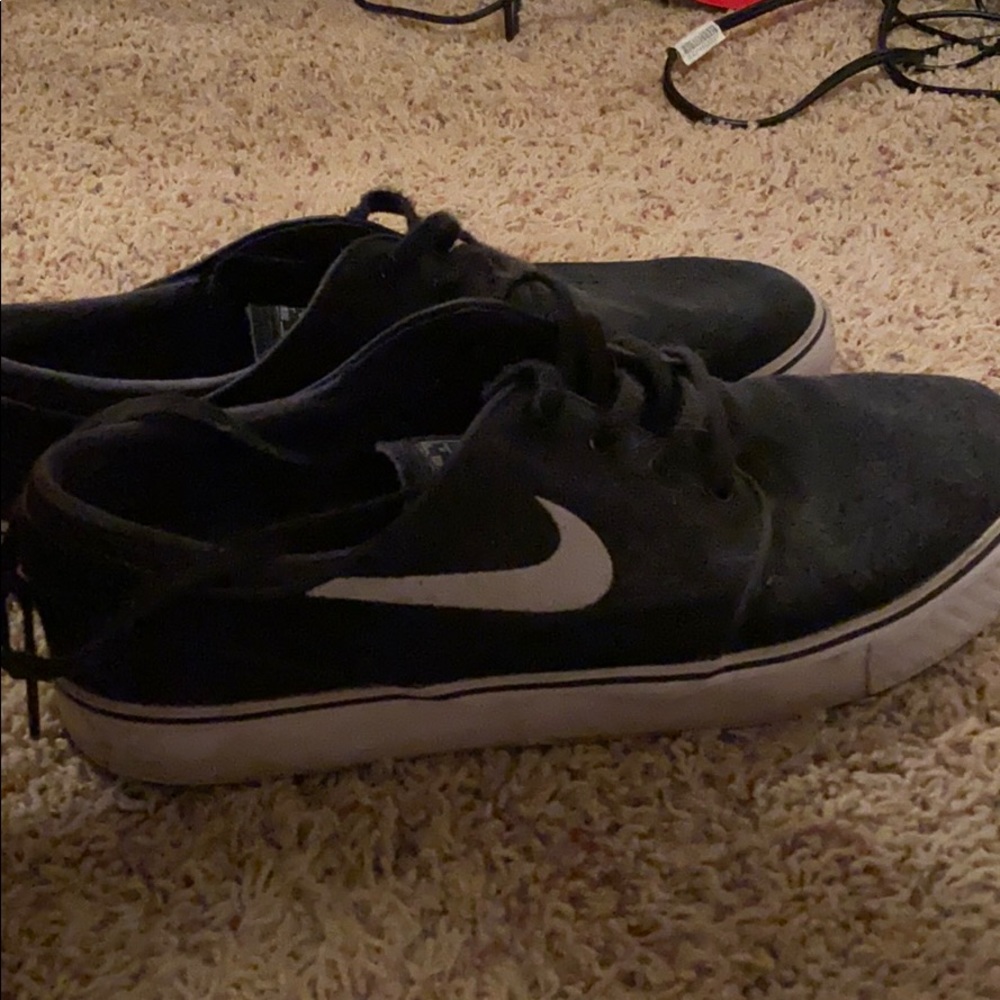 Nike janowskis black and white